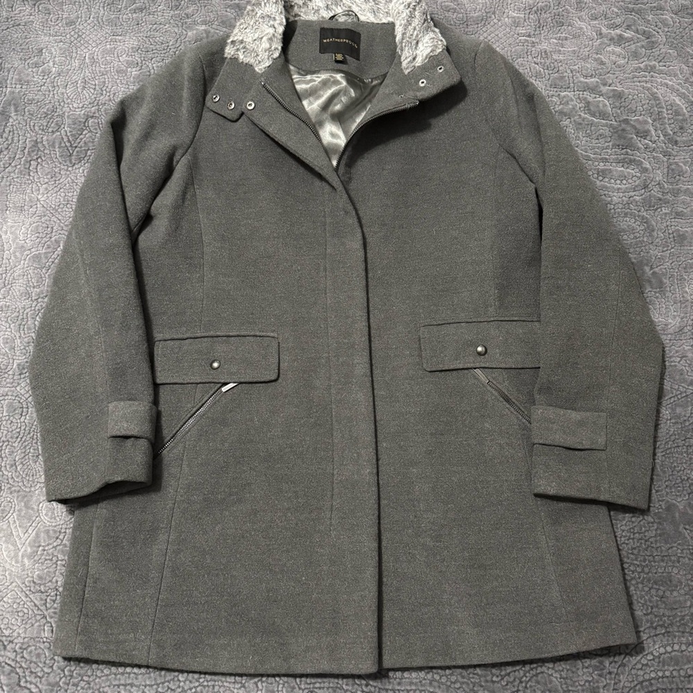 Gray Women's Coat with Faux Fur Collar Size: L